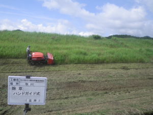 ハンドガイド式除草状況