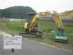 バックホウアタッチメント草刈り機