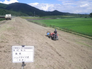 ハンドガイド式集草状況